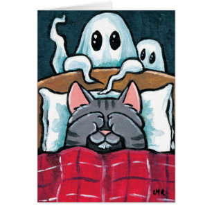 Effrayé du chat tigré de fantômes dans