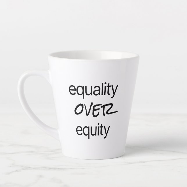 Égalité sur équité latte Mug (Gauche)