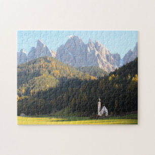 Église avec le puzzle d'arrière - plan de montagne