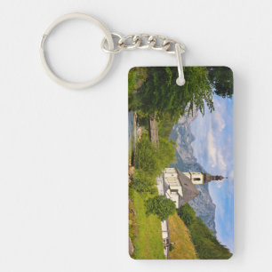 Église de montagne avec paysage de ruisseaux