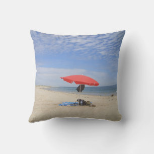 Ein Sonnenschirm und das Meer - Throw Pillow