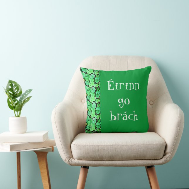 Éirinn go brách Shamrocks Throw Pillow (Chair)