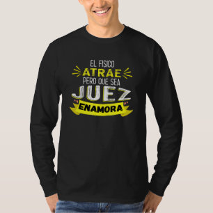 El Físico Atrae Pero Que Sea Juez Enamora T-Shirt