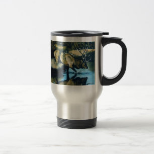 Élans de Taureau de "réflexions" dans la tasse d