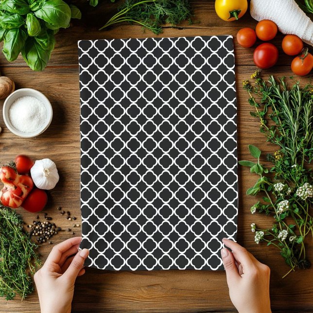 Elegant Black and White Quatrefoil Pattern Kitchen Towel (Elegant Black and White Quatrefoil Pattern Towel)