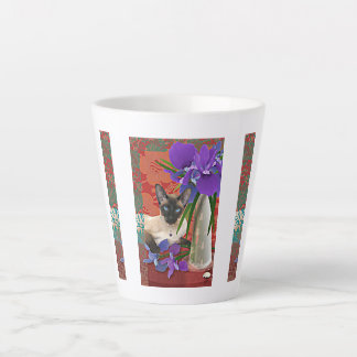 Élégant chat siamois avec Mug floral d'Iris