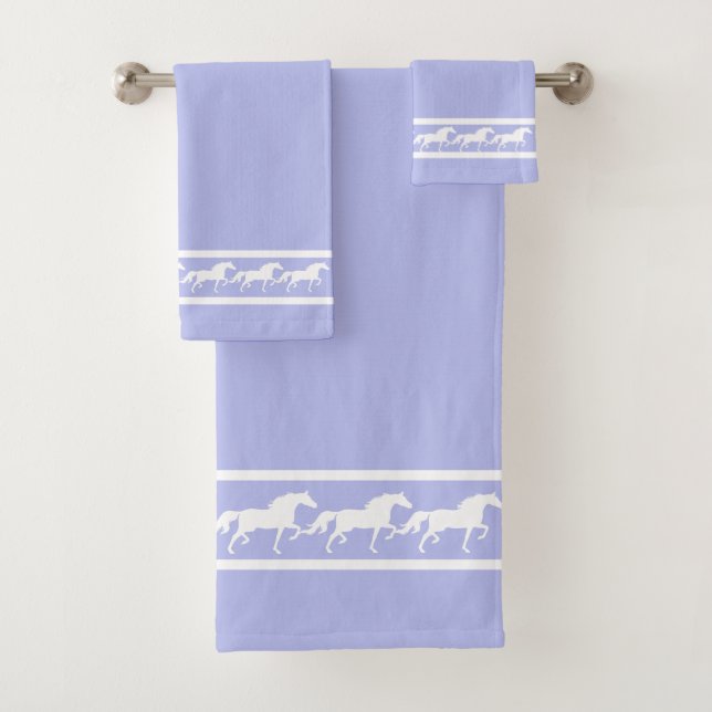 Elegant, Chic White Horses on Light Blue (En situation)