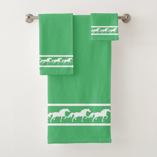 Elegant, Chic White Horses on Lucky Emerald Green (En situation)
