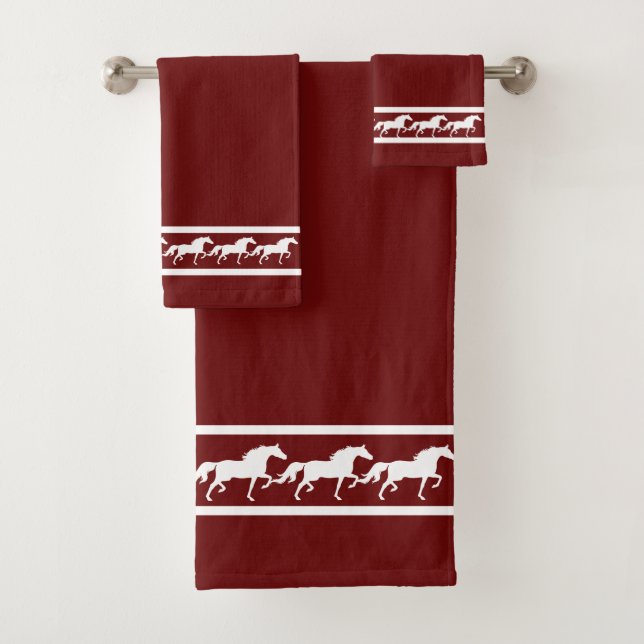 Elegant, Chic White Horses on Maroon (En situation)