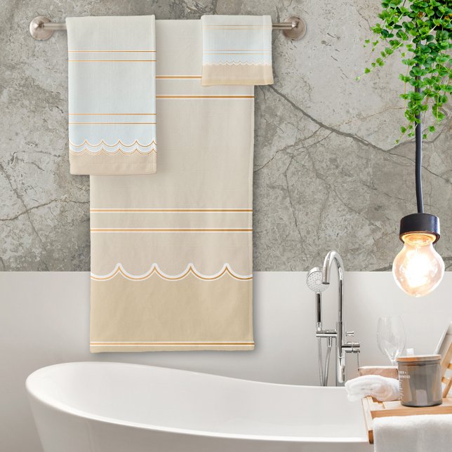 Élégant ensemble de serviettes de bain de plage de (A beautiful striped bathroom towel set in soft pastel sandy beach colors)