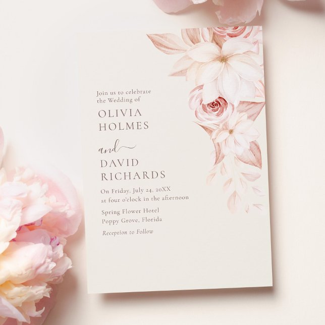 Élégant Faire-part de mariage de roses beige et ro (Elegant Beige and Pink Roses Wedding Invitation on pale pink table with pink roses.)