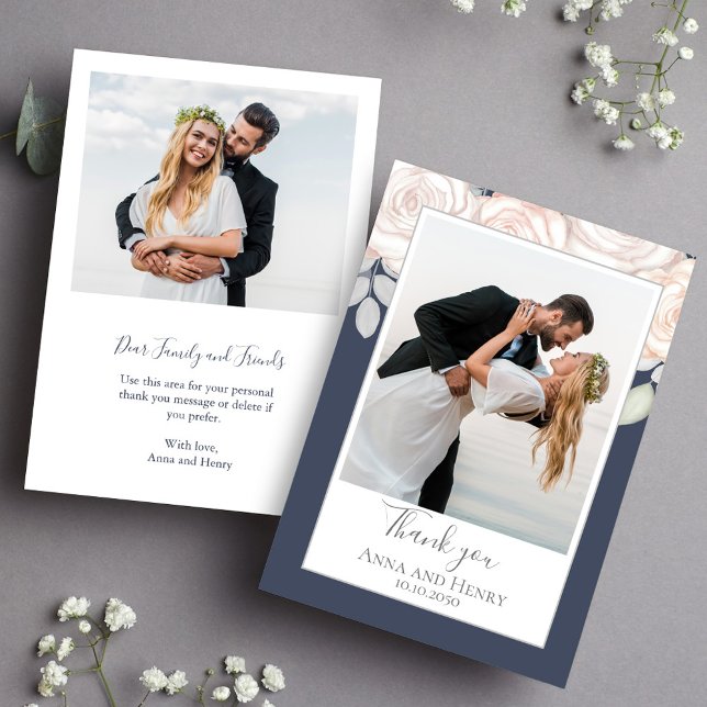 Elégant Mariage Floral Merci Ajustement Bleu Simpl (Elegant wedding thank you card with couple photo and blush watercolor floral design.)