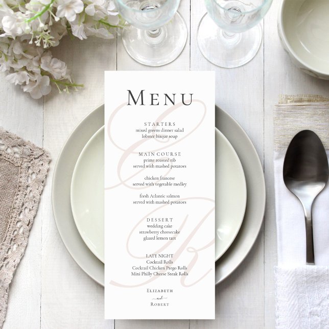Élégant menu minimaliste Mariage Monogramme Beige (Elegant Minimalist Beige Monogram Wedding Menu on an elegant wedding table)