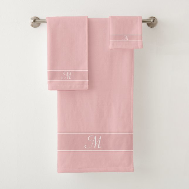 Élégant monogramme sur les tons rose bébé (En situation)