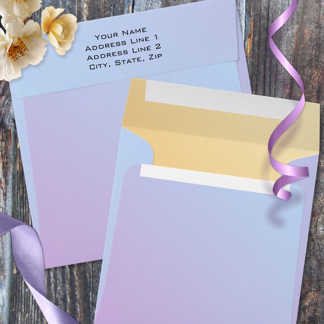 Élégant Pastel Simple Enveloppe Mariage (Wedding envelope in pastel colors featuring a lilac dream blue outside and an ocher yellow lining)
