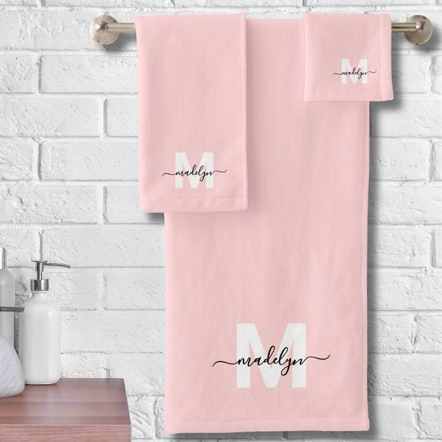 Élégant rose vierge Nom de script minimal Monogram (Blush Pink Elegant Minimal Script Name Monogram Bath Towel Set )