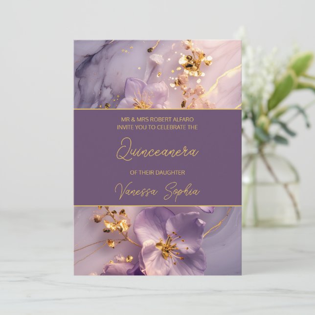 Elégant violet et or Quinceañera Invitation (Debout devant)