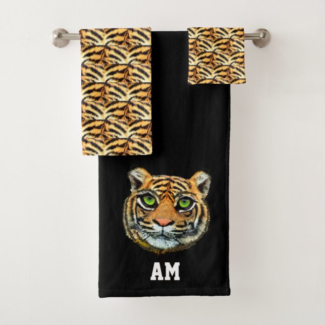 Elégant visage de tigre et monogramme sur noir (En situation)