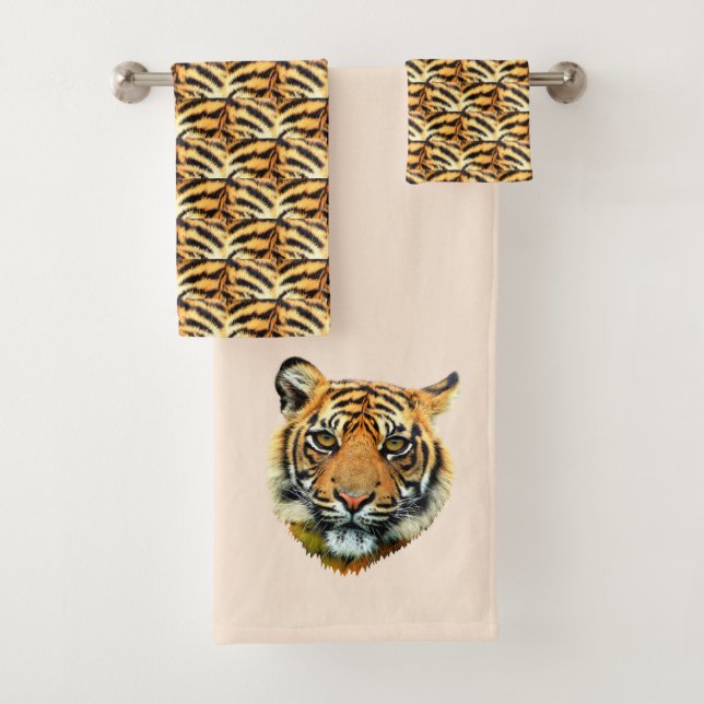 Élégant visage de tigre sur serviette de bain beig (En situation)