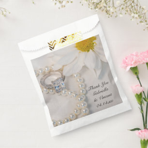 Elegant White Daisy Wedding Thank You Favour Bag