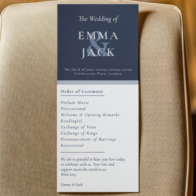 Elégante carte bleue d'esperluette nom mariage (Elegant blue ampersand names wedding program card.)