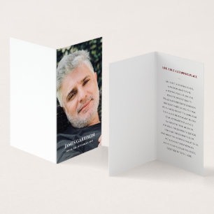 Elégante carte de prière funéraire rouge avec phot