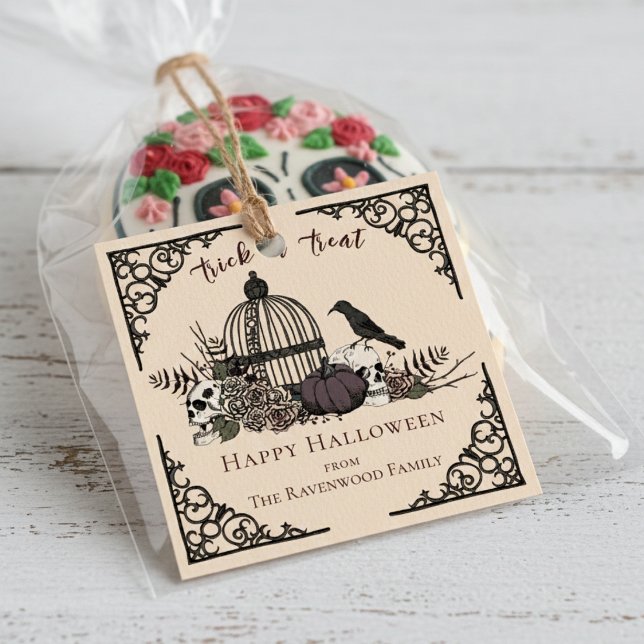 Élégante crème Gothique Joyeux Halloween étiquette (Spooky & Elegant Gothic Skull Favor Tags. Vintage Skulls, Roses & Black Raven Trick or Treat Tags)