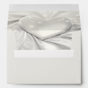Élégante enveloppe de coeur crème blanche