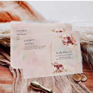 Élégante enveloppe florale bordeaux et blanche