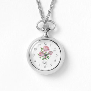Elégante femme regardez un collier avec des roses 