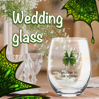 Élégants verres à vin de mariage avec papillon