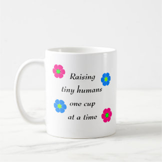 Élevant les humains minuscules une tasse à la fois