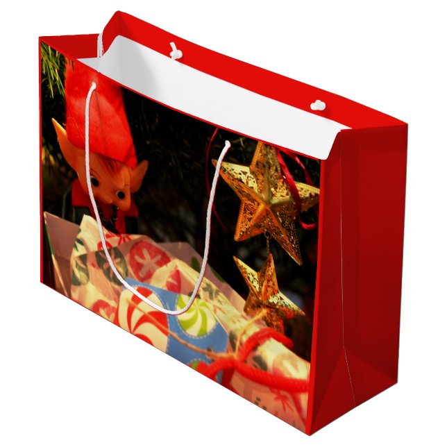 Elfe de Noël sous le sac cadeau d'arbre de Noël (Devant Angle)