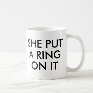 Elle a mis une bague sur elle Mug Fiançailles Vale