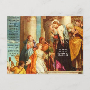 Elle a touché l'ourlet de la carte postale de vête