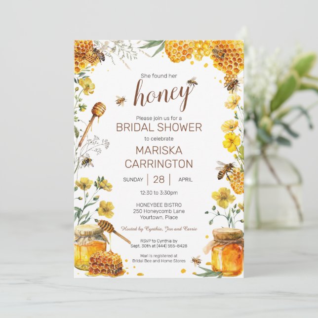 Elle a trouvé son invitation à la douche nuptiale  (Debout devant)
