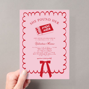 Elle a trouvé son invitation de douche de nuptiale