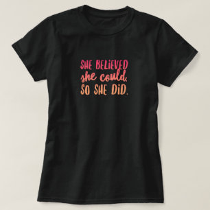 Elle Croyait Que Le T-Shirt De Base Des Femmes