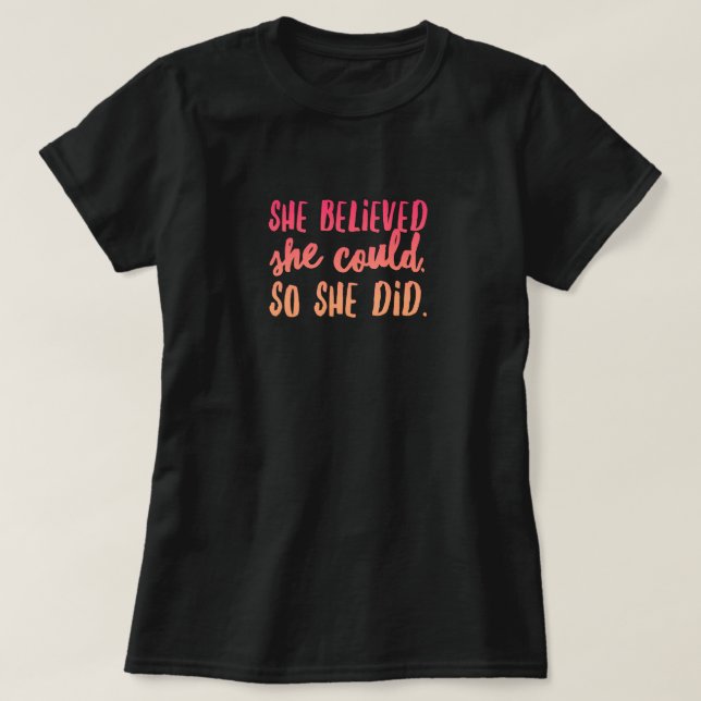 Elle Croyait Que Le T-Shirt De Base Des Femmes (Design devant)