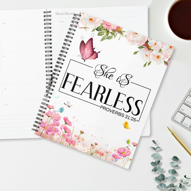 Elle est Proverbes sans peur 31:25 Floral Butterfl (Créateur téléchargé)