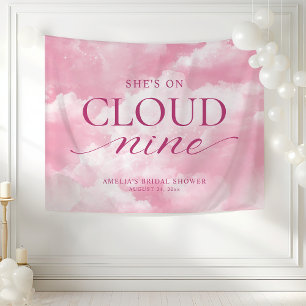 Elle est sur un Tapisserie de Rose de Nuage Neuf p