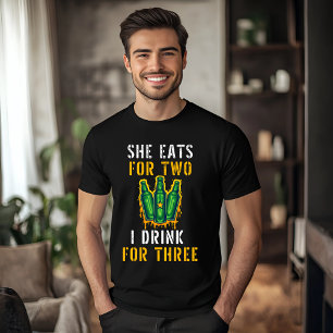 Elle mange pour deux, je bois pour trois T-Shirt a