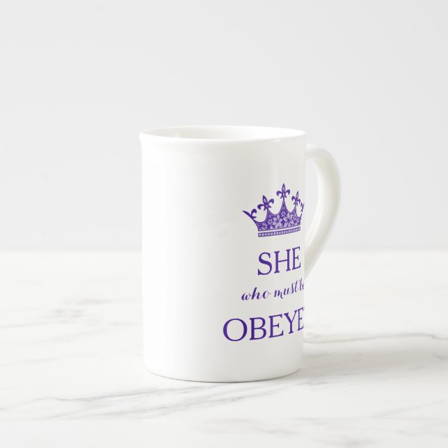 Elle qui doit être tasse de thé obéie (Devant droit)