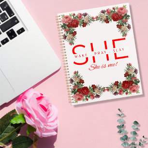 Elle Se Réveille, Prie, Tire Des Roses Rouges