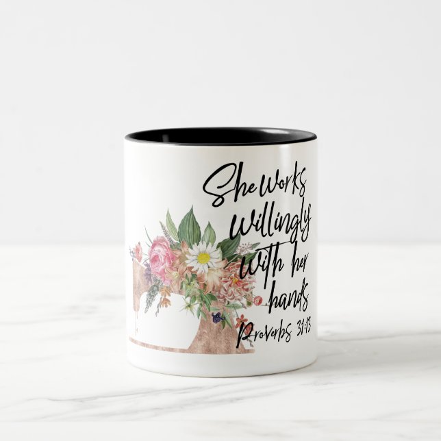 Elle Travaille Avec Volonté Avec Ses Mains / Mug À (Centre)