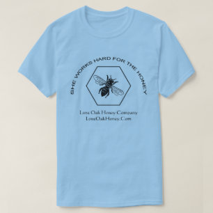 Elle travaille dur pour le T-shirt de miel