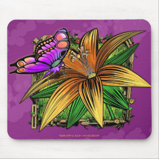 Elorai le papillon sur le tapis de souris de fleur