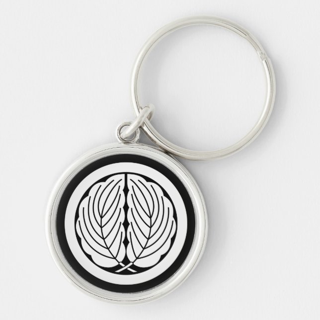 Embracing oak leaves in circle keychain (Front)
