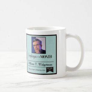 Employé fait sur commande de photo de la tasse