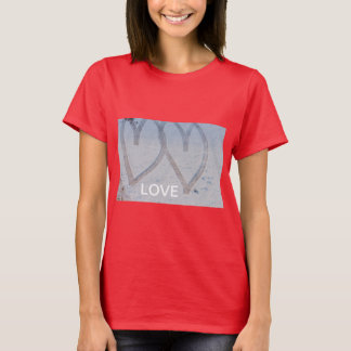 empreinte de deux cœurs dessinés sur un T-shirt da